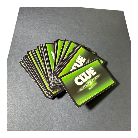 2009 Hasbro Games Clue: Secrets and Spies Family Board Game - Picture 12 of 13